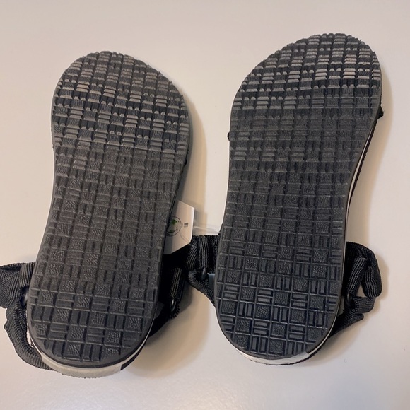 Time and Tru Women’s Black Nature Sandals - Picture 5 of 5